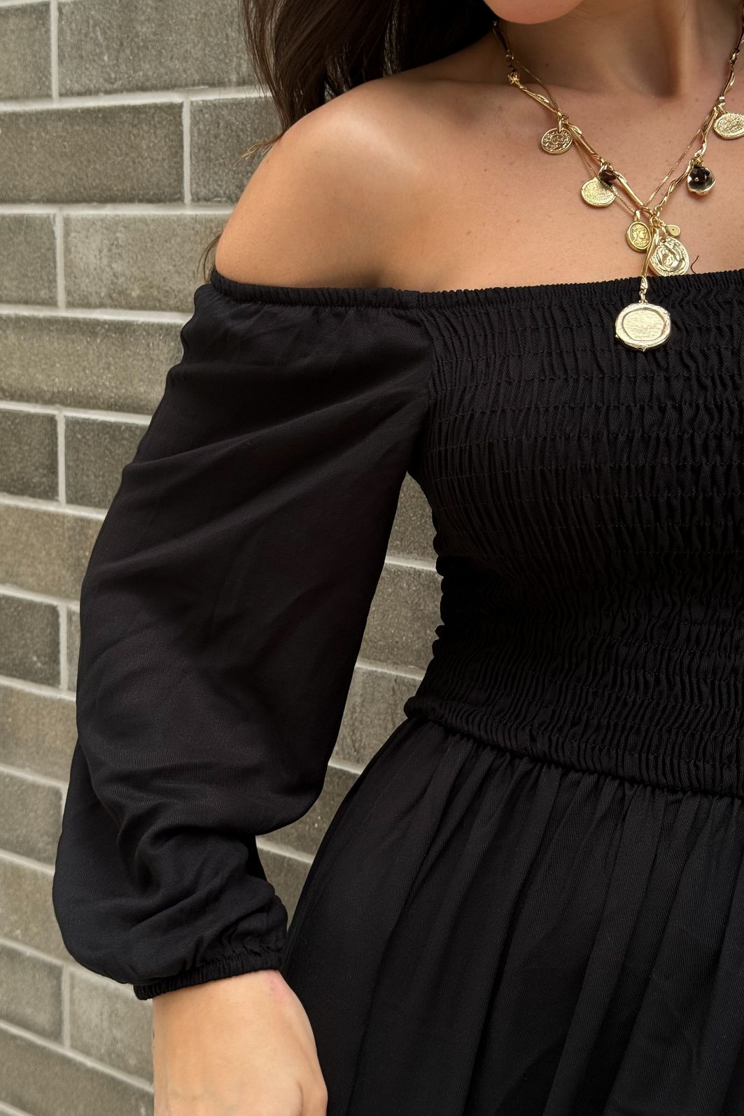 VESTIDO MIDI BARBARA LISO PRETO vestido midi preto em viscolinho com lastex no busto, mangas ajustáveis e fenda lateral, caimento leve e confortável