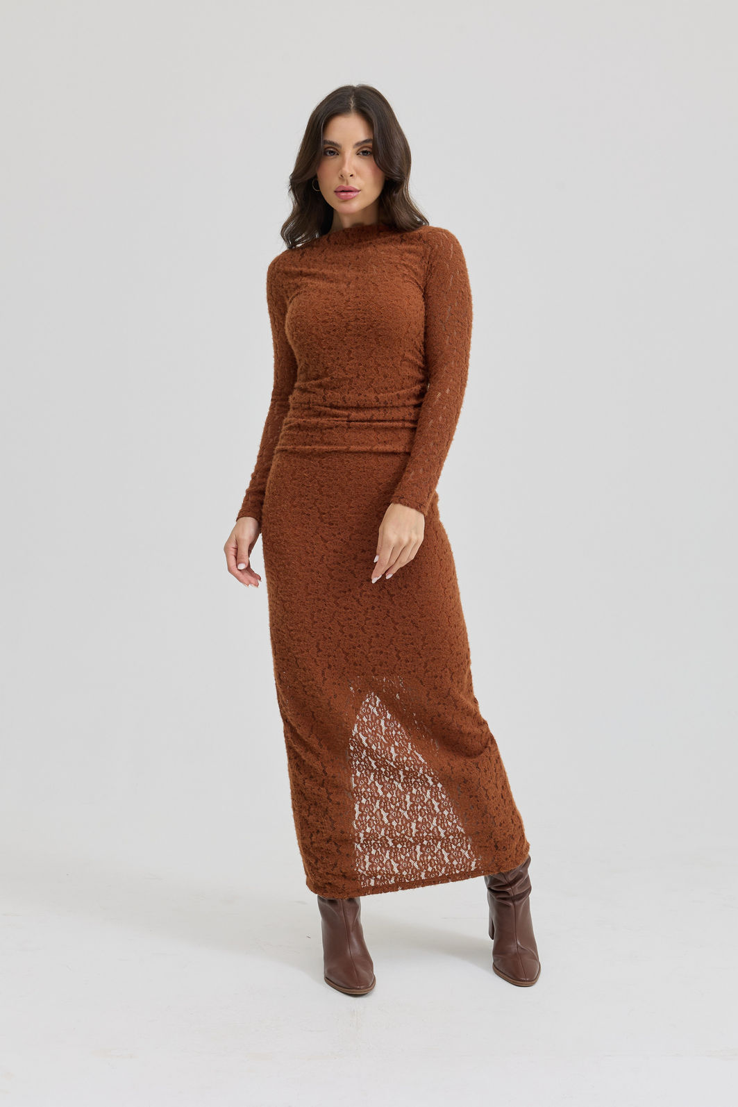 VESTIDO MANGA LONGA DE RENDA FRANZIDO NAS LATERAIS ROSALIE MARROM VESTIDO MANGA LONGA DE RENDA FRANZIDO NAS LATERAIS ROSALIE MARROM
