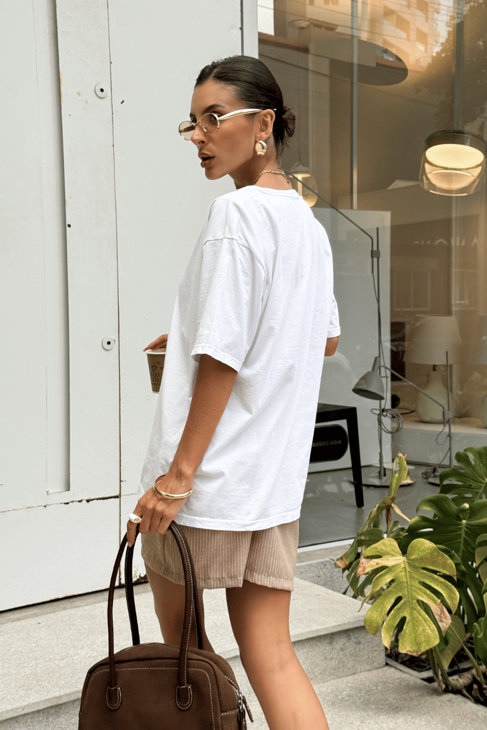 SHORTS CURTO LISTRADO GIO MARROM