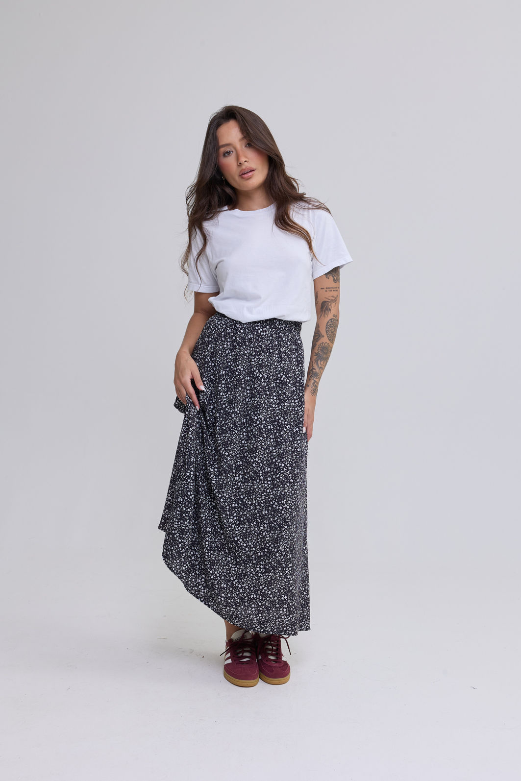 saia midi em viscose com estampa floral liberty, caimento fluido, cintura com elástico e modelagem confortável, ideal para looks casuais e modernos