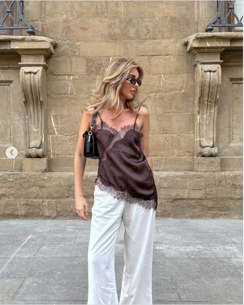 BLUSA CETIM COM DETALHES EM RENDA SABINE MARROM BLUSA CETIM COM DETALHES EM RENDA SABINE MARROM