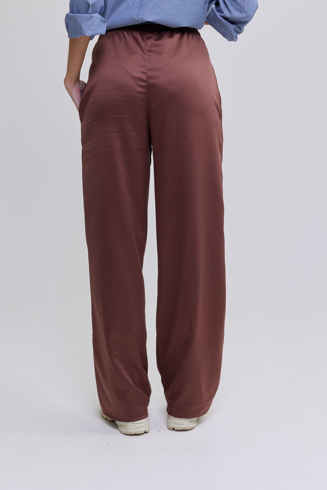 CALÇA RETA COM BOLSOS E ELASTICO NO CÓS EM CETIM CAMILLA MARROM CALÇA RETA COM BOLSOS E ELASTICO NO CÓS EM CETIM CAMILLA MARROM