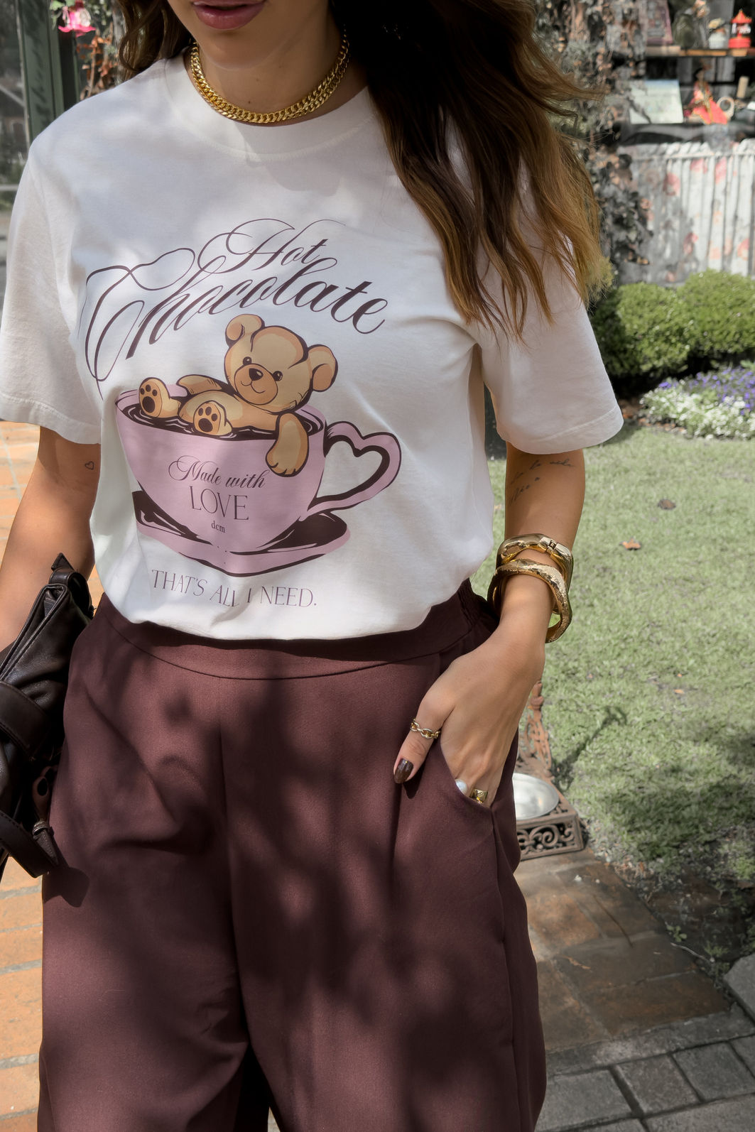 T-SHIRT ESTONADA HOT CHOCOLATE URSINHO OFF WHITE t shirt feminina preta com estampa exclusiva frontal, modelagem clássica e caimento confortável, camiseta de algodão versátil para uso diário