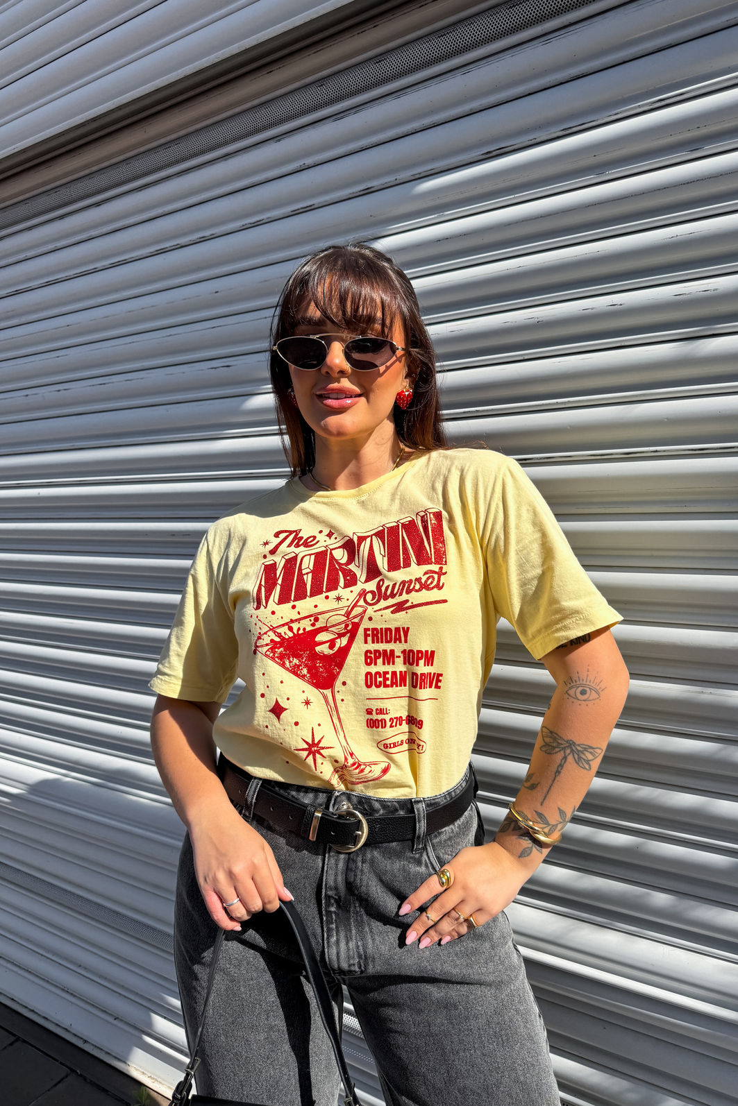 T-SHIRT ESTONADA SUNSET MARTINI (COM GLITTER) AMARELO MANTEIGA T-SHIRT ESTONADA SUNSET MARTINI (COM GLITTER) AMARELO MANTEIGA