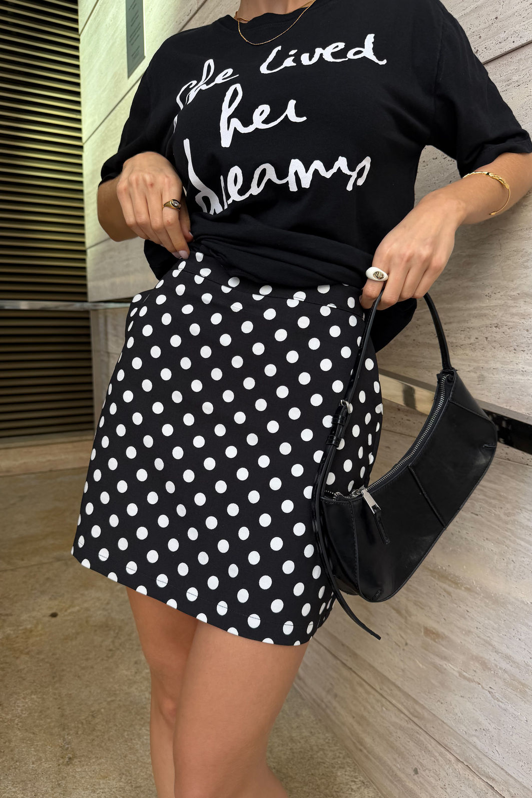 SHORTS SAIA COM BOLSOS ZÍPER INVISÍVEL MARBELLA ESTAMPADO - COR POA PRETO SHORTS SAIA COM BOLSOS ZÍPER INVISÍVEL MARBELLA ESTAMPADO - COR POA PRETO