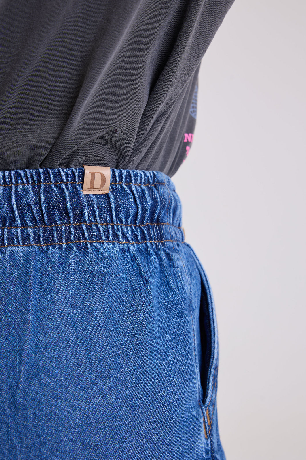 CALÇA JEANS COM ELASTICO NA CINTURA E BOLSOS PRI AZUL ESCURO CALÇA JEANS COM ELASTICO NA CINTURA E BOLSOS PRI AZUL ESCURO