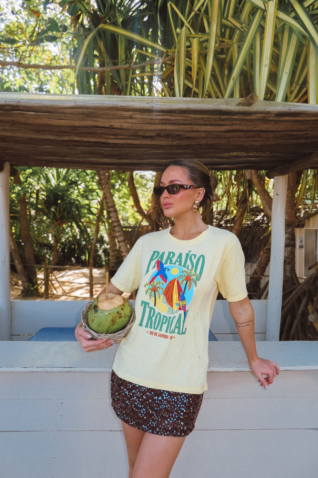 T-SHIRT ESTONADA PARAÍSO TROPICAL ARARAS AMARELO MANTEIGA T-SHIRT ESTONADA PARAÍSO TROPICAL ARARAS AMARELO MANTEIGA