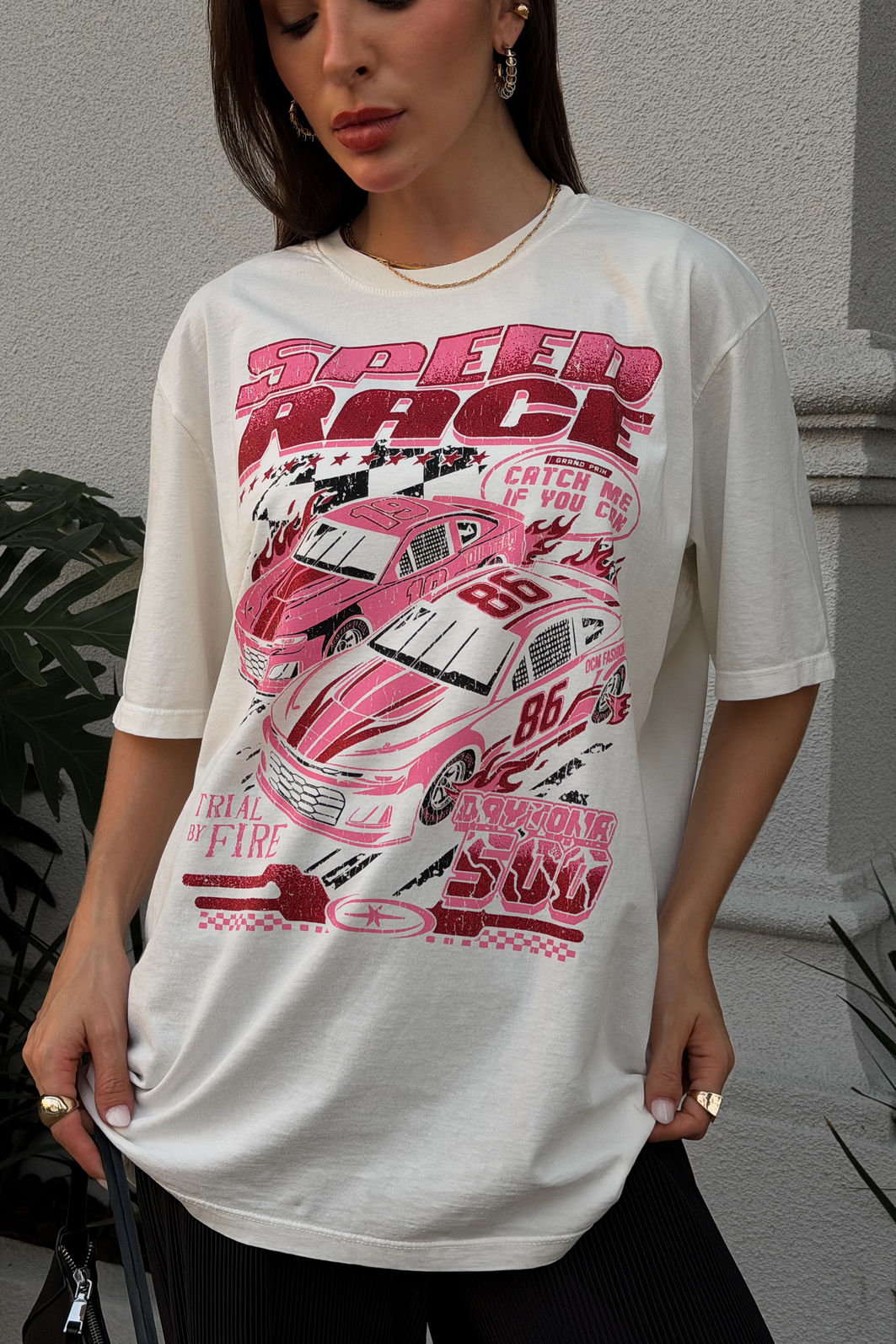 t shirt feminina oversized off white com estampa corrida em rosa e detalhe em glitter, modelagem ampla e caimento solto, camiseta de algodão moderna e confortável
