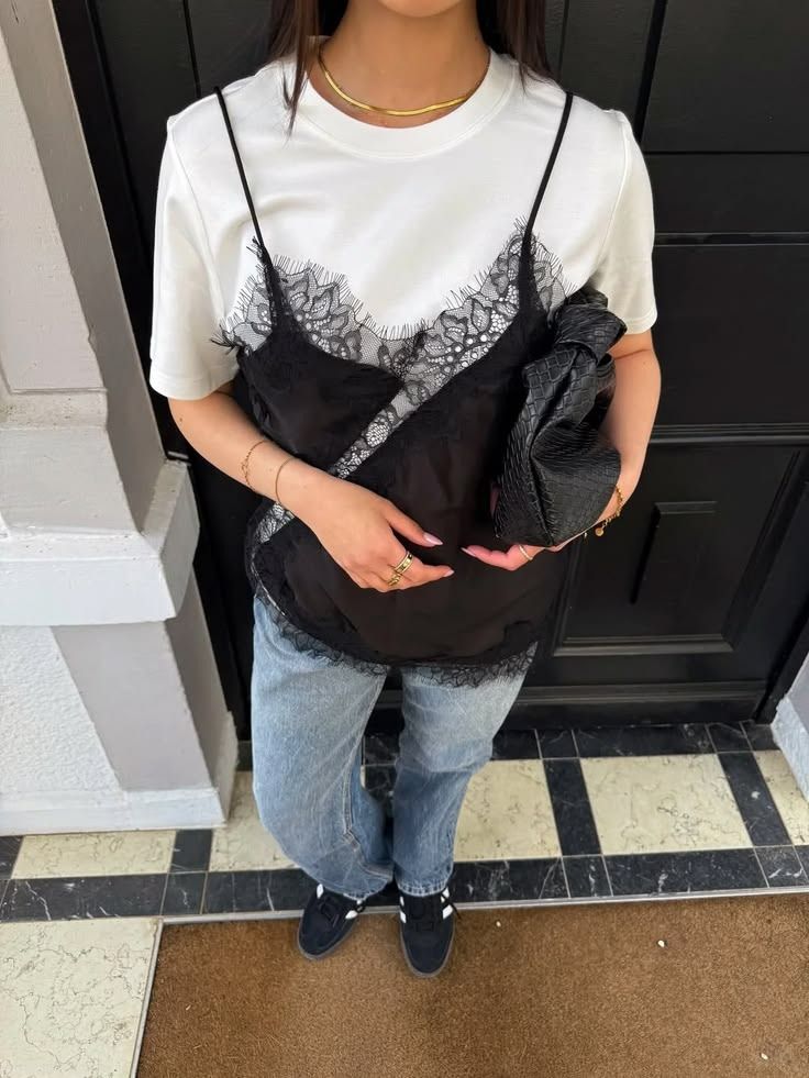 BLUSA CETIM COM DETALHES EM RENDA SABINE PRETO BLUSA CETIM COM DETALHES EM RENDA SABINE PRETO