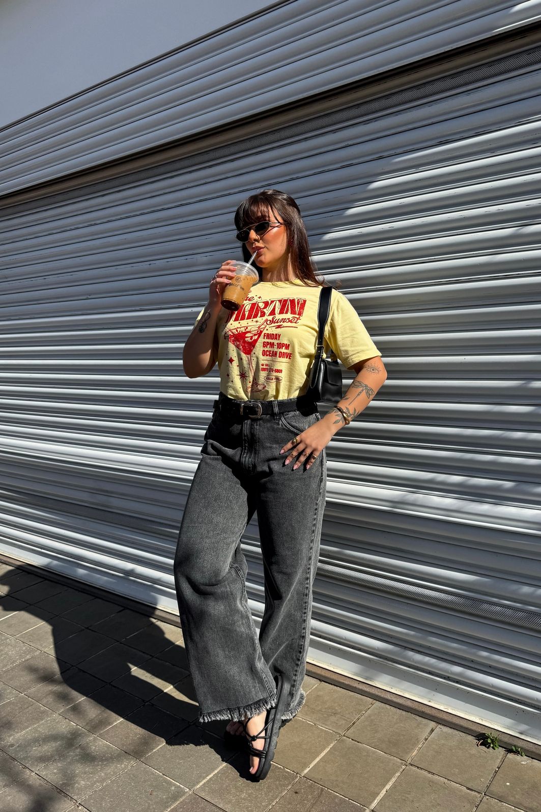 T-SHIRT ESTONADA SUNSET MARTINI (COM GLITTER) AMARELO MANTEIGA T-SHIRT ESTONADA SUNSET MARTINI (COM GLITTER) AMARELO MANTEIGA