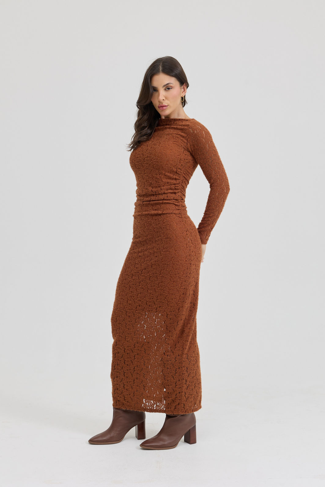 VESTIDO MANGA LONGA DE RENDA FRANZIDO NAS LATERAIS ROSALIE MARROM VESTIDO MANGA LONGA DE RENDA FRANZIDO NAS LATERAIS ROSALIE MARROM
