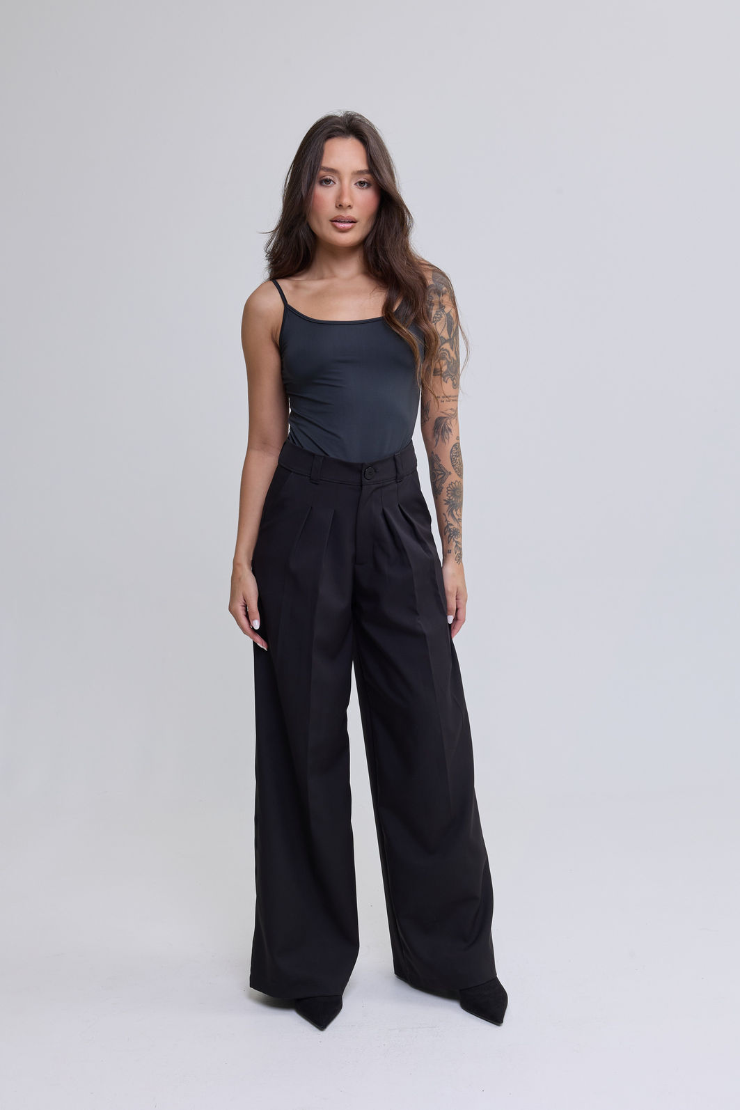 CALÇA ALFAIATARIA PANTALONA COM PREGAS E BOLSOS SILVIA PRETA CALÇA ALFAIATARIA PANTALONA COM PREGAS E BOLSOS SILVIA PRETA