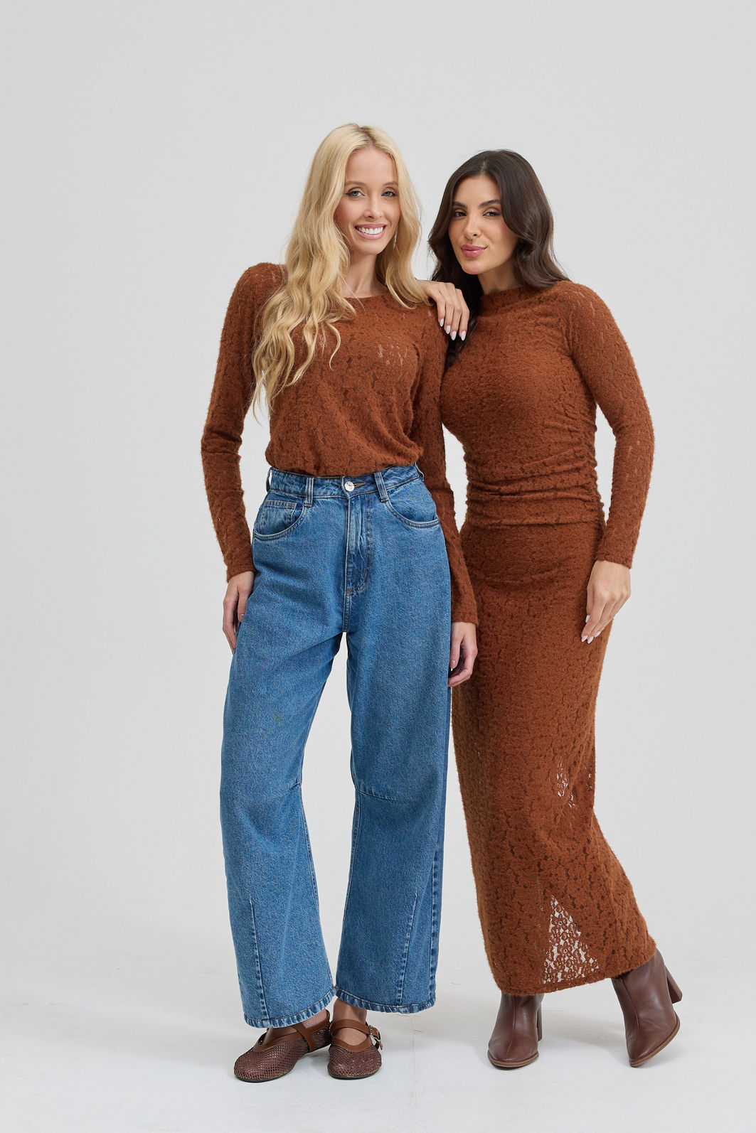 VESTIDO MANGA LONGA DE RENDA FRANZIDO NAS LATERAIS ROSALIE MARROM VESTIDO MANGA LONGA DE RENDA FRANZIDO NAS LATERAIS ROSALIE MARROM