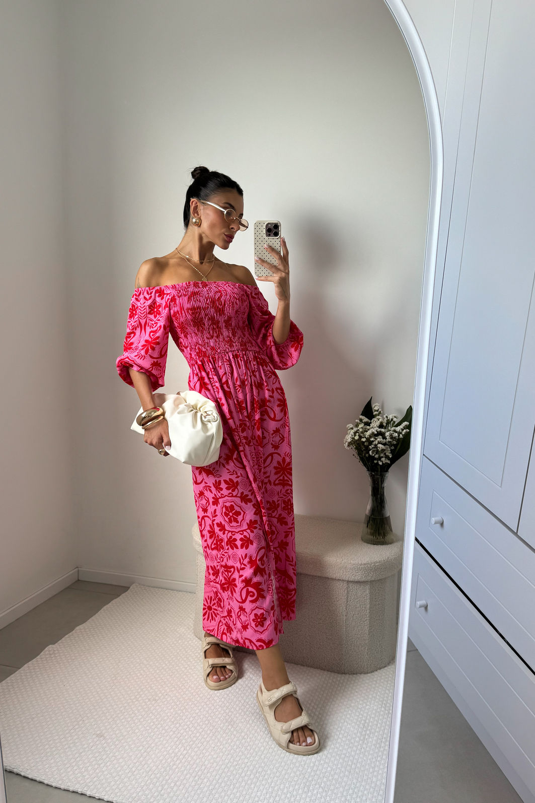 vestido midi rosa em viscolinho com estampa de arabescos florais, busto com lastex, mangas ajustáveis e fenda lateral, caimento leve e fluido