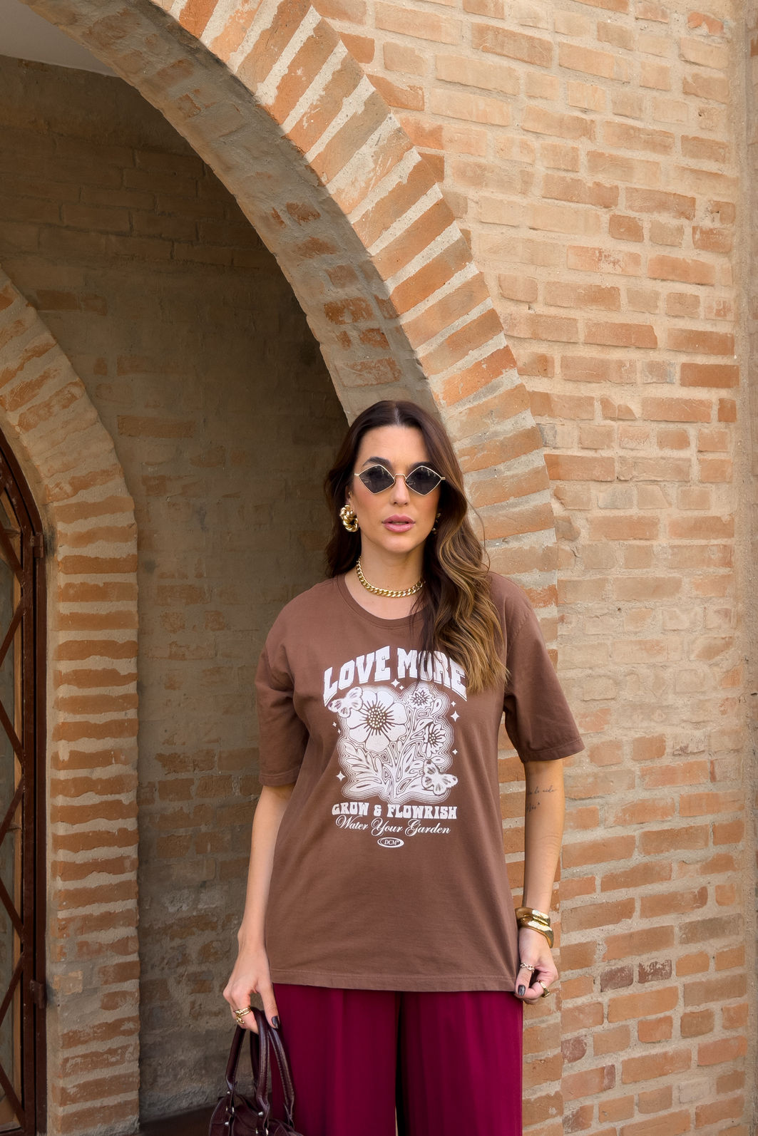 t shirt feminina marrom com estampa frontal floral em silk screen, modelagem clássica e caimento confortável, camiseta de algodão versátil para uso diário