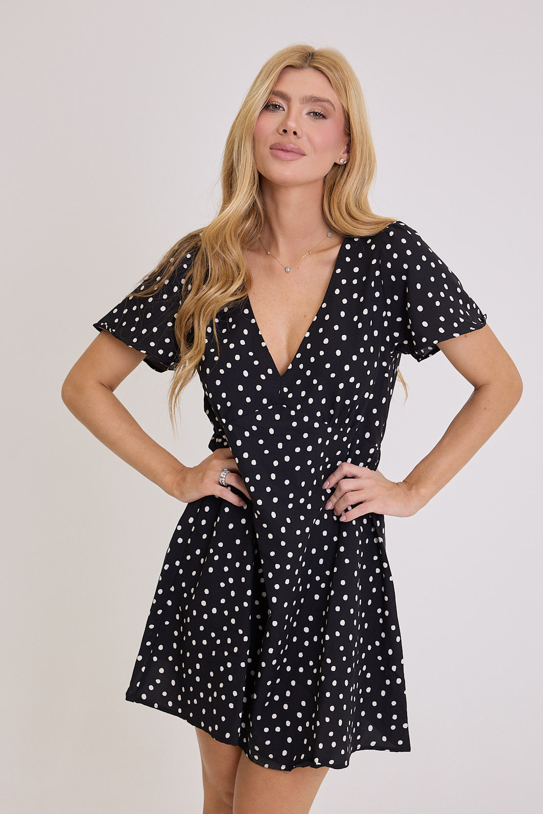 VESTIDO CURTO COM DECOTE V MEL ESTAMPA POA VESTIDO CURTO COM DECOTE V MEL ESTAMPA POA