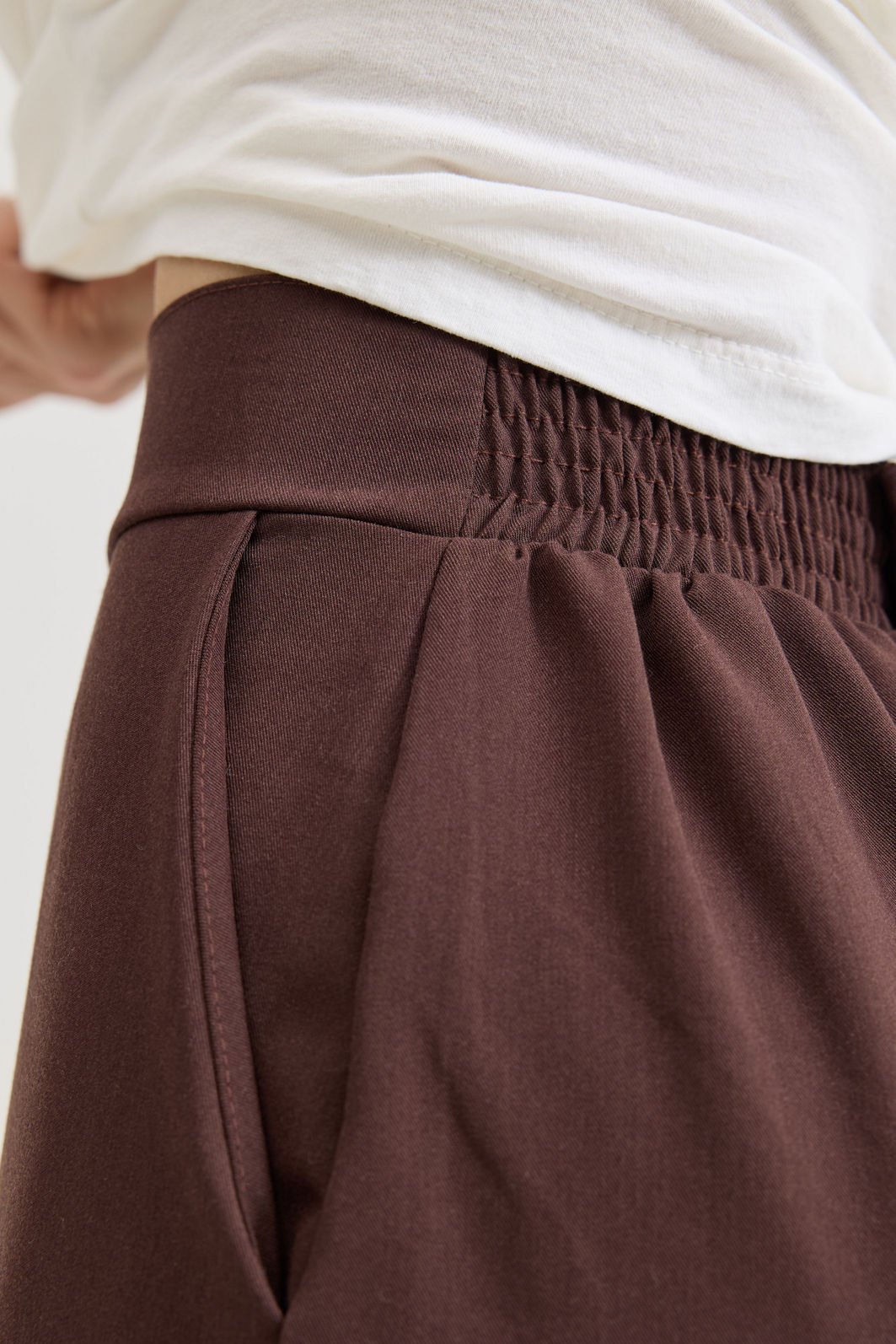 CALÇA ALFAIATARIA PANTALONA GISELLE MARROM TRUFADO calça pantalona feminina em alfaiataria com cintura alta e elástico nas costas, caimento fluido que não marca o corpo, modelagem ampla com pernas soltas e bolsos laterais funcionais