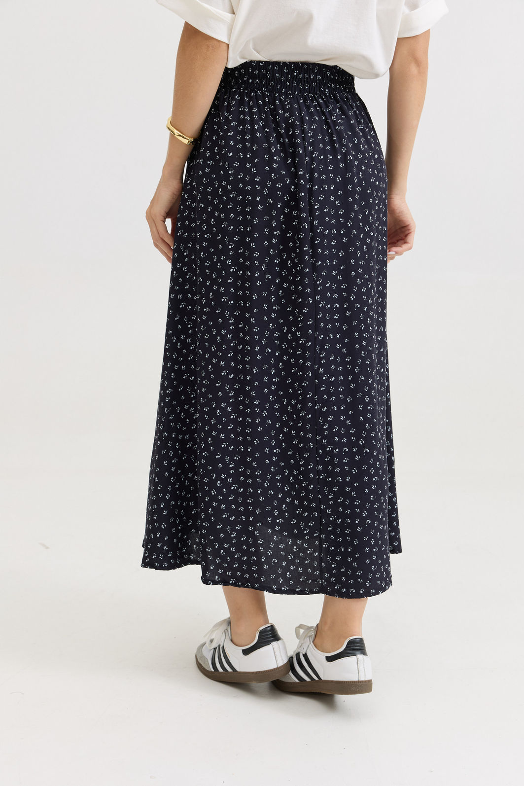 SAIA MIDI SWEET FLORAL PRETA SAIA MIDI SWEET FLORAL PRETA