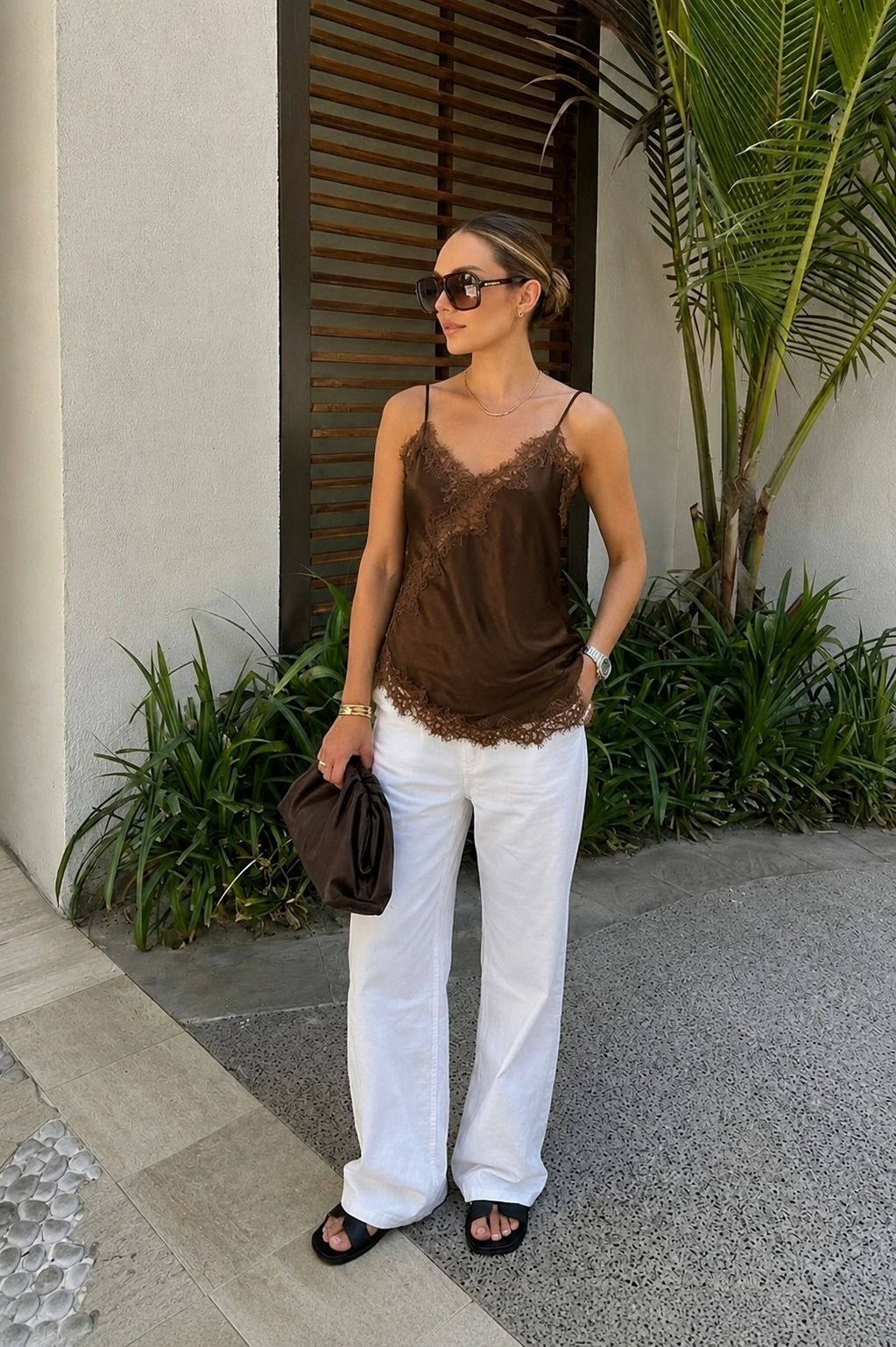 BLUSA CETIM COM DETALHES EM RENDA SABINE MARROM BLUSA CETIM COM DETALHES EM RENDA SABINE MARROM