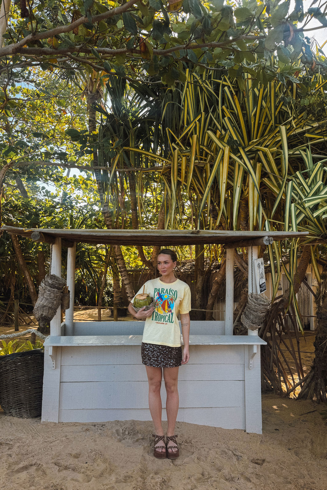 T-SHIRT ESTONADA PARAÍSO TROPICAL ARARAS AMARELO MANTEIGA T-SHIRT ESTONADA PARAÍSO TROPICAL ARARAS AMARELO MANTEIGA