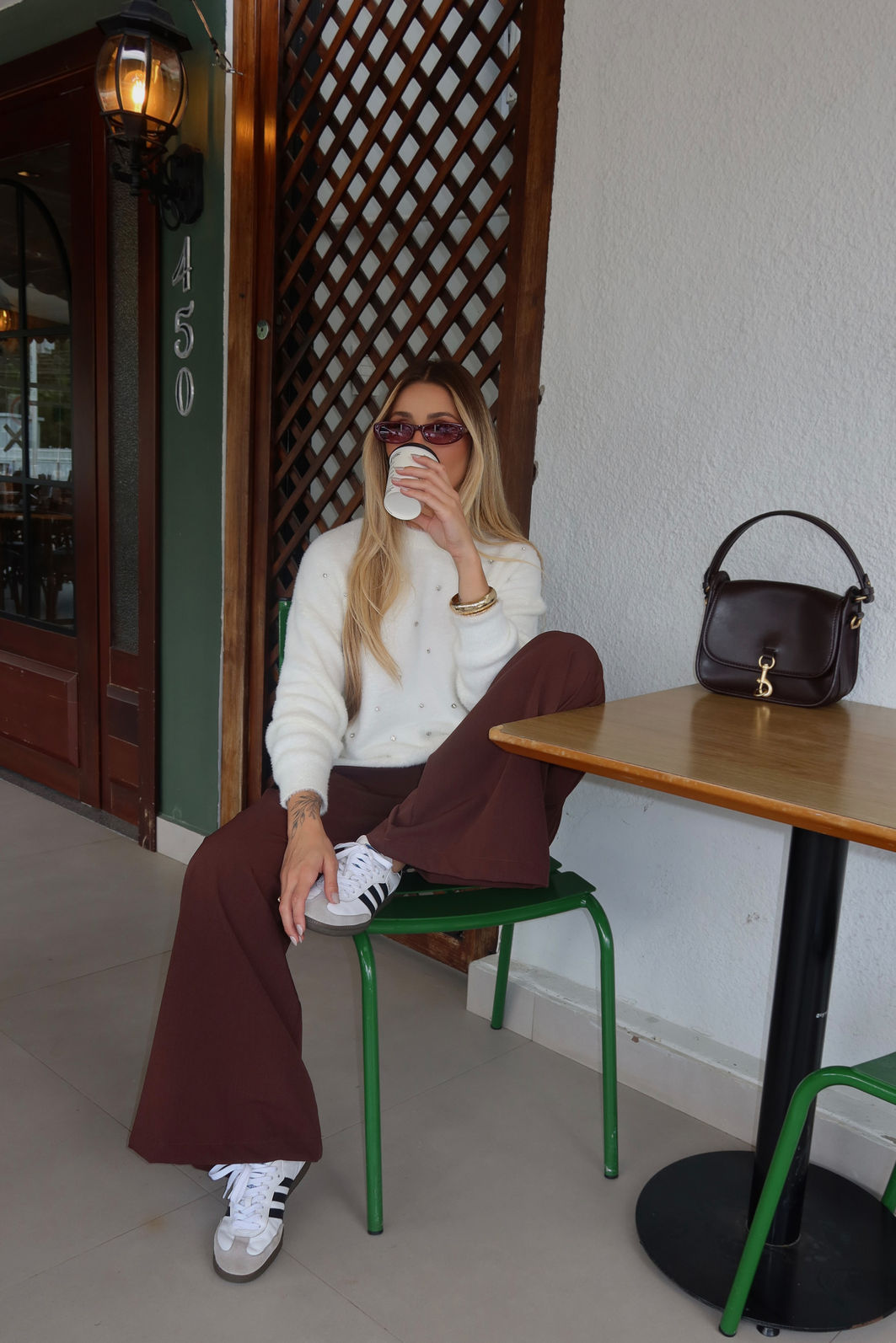 CALÇA ALFAIATARIA PANTALONA GISELLE MARROM TRUFADO calça pantalona feminina em alfaiataria com cintura alta e elástico nas costas, caimento fluido que não marca o corpo, modelagem ampla com pernas soltas e bolsos laterais funcionais