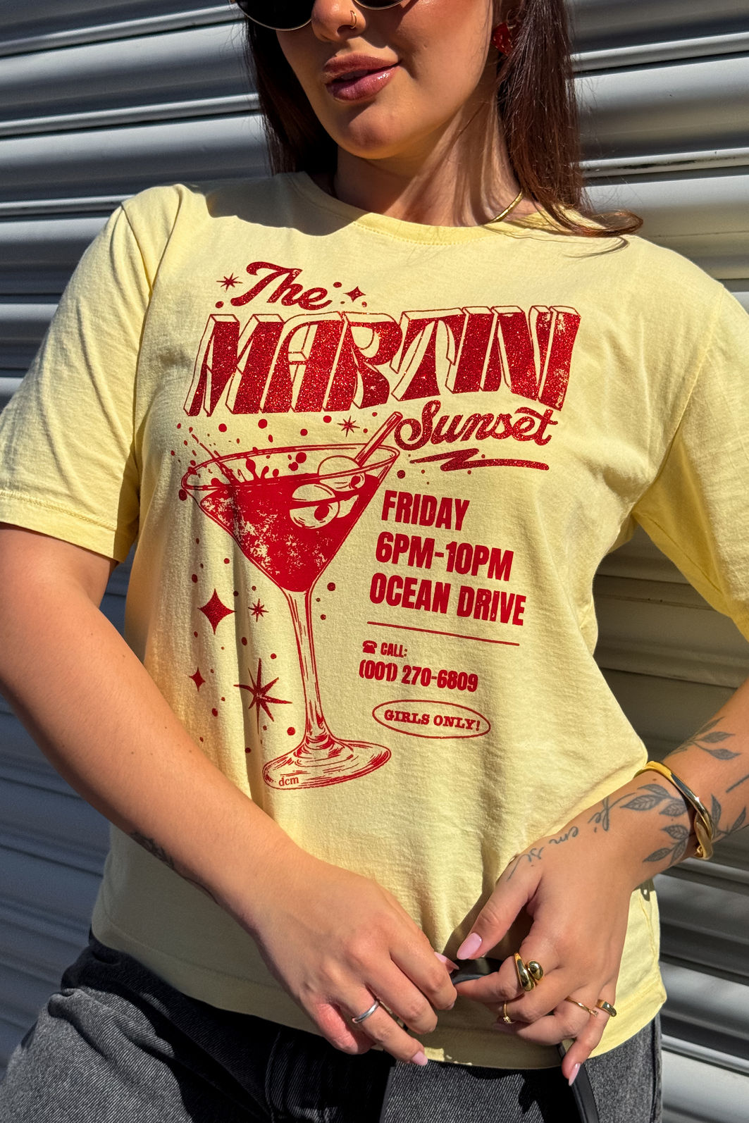 T-SHIRT ESTONADA SUNSET MARTINI (COM GLITTER) AMARELO MANTEIGA T-SHIRT ESTONADA SUNSET MARTINI (COM GLITTER) AMARELO MANTEIGA