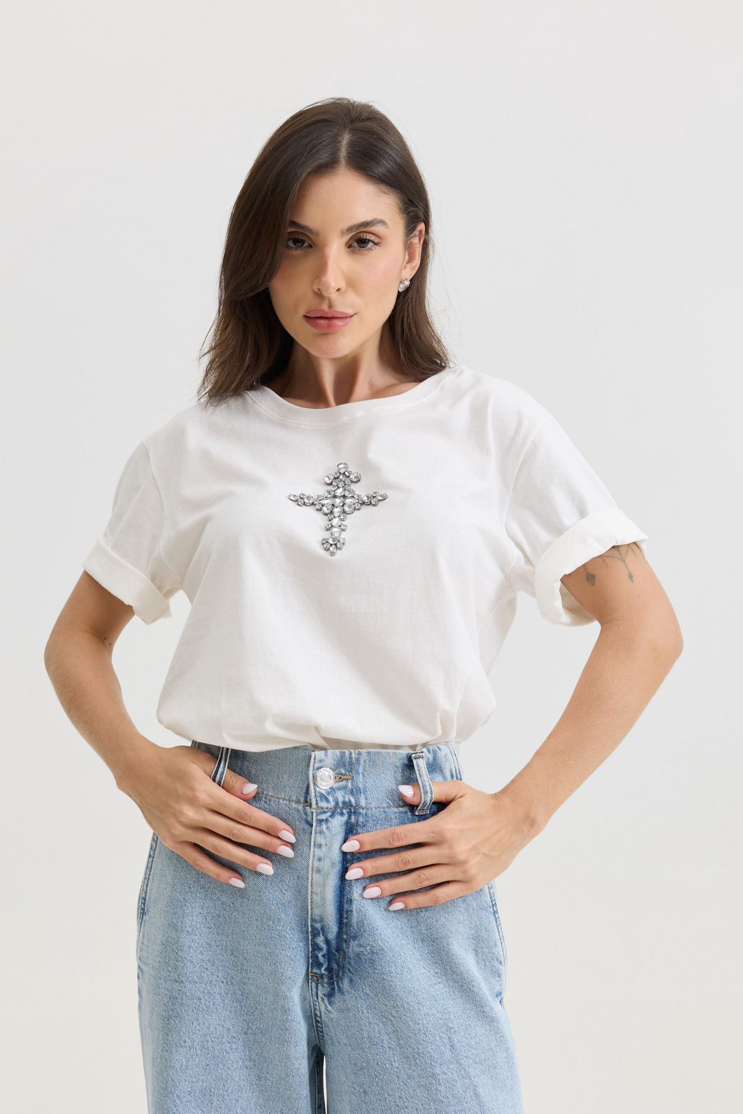 T-SHIRT ESTONADA CRUZ PEDRARIAS (COM APLIQUE) OFF WHITE T-SHIRT ESTONADA CRUZ PEDRARIAS (COM APLIQUE) OFF WHITE