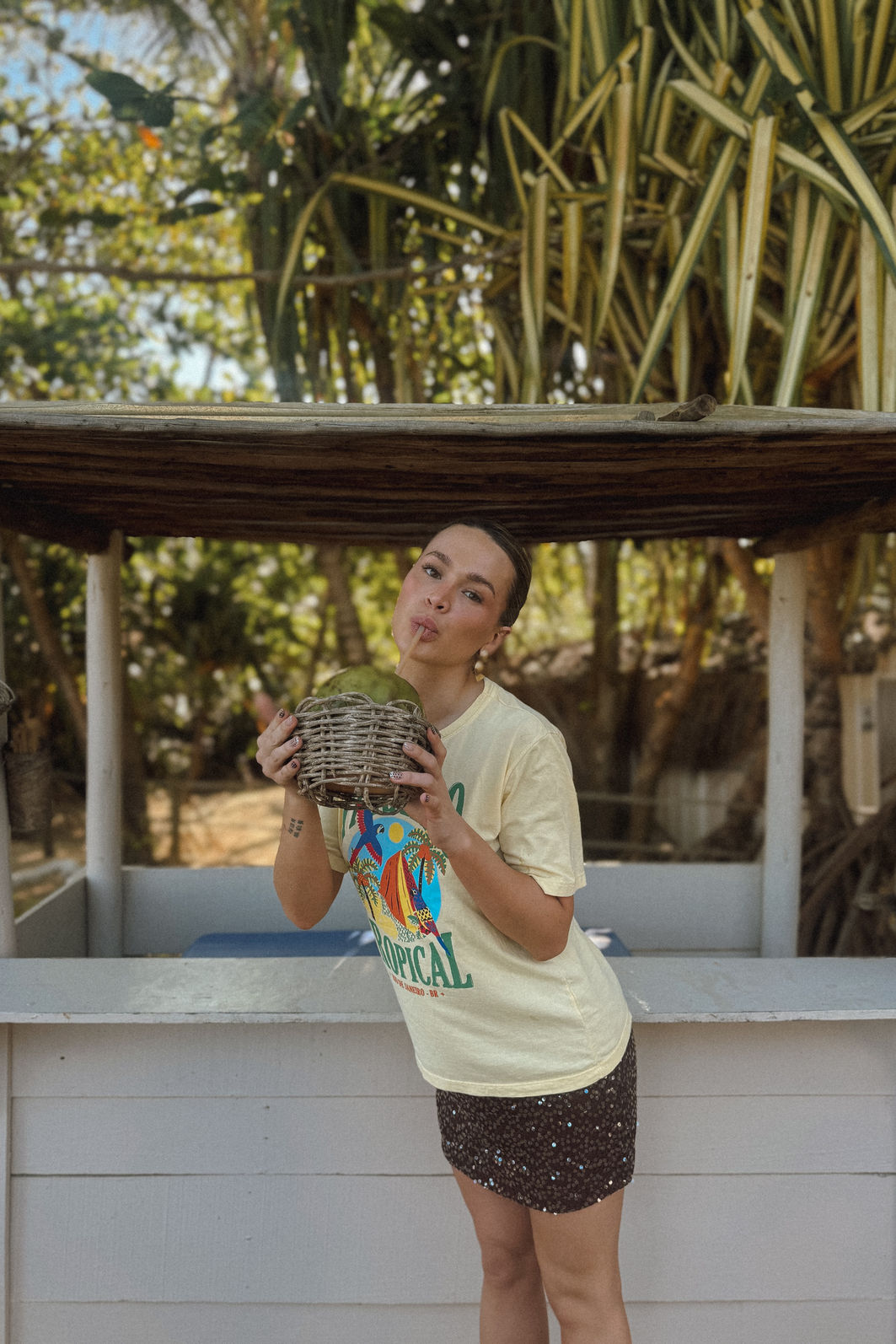 T-SHIRT ESTONADA PARAÍSO TROPICAL ARARAS AMARELO MANTEIGA T-SHIRT ESTONADA PARAÍSO TROPICAL ARARAS AMARELO MANTEIGA