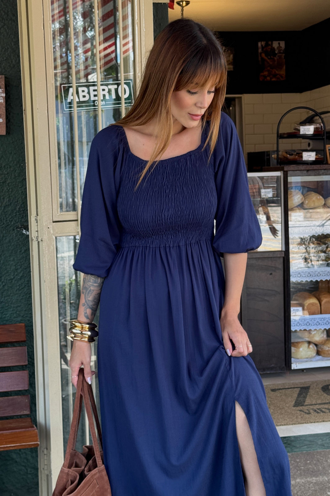 VESTIDO MIDI BARBARA AZUL MARINHO vestido midi azul marinho em viscolinho liso, busto com lastex, mangas ajustáveis e fenda lateral, caimento leve e fluido