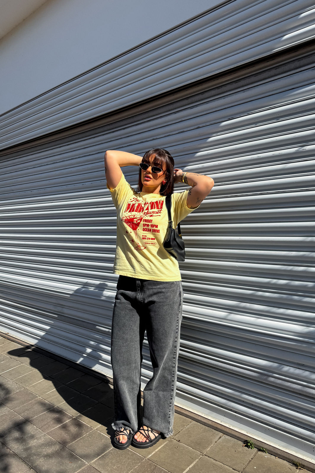 T-SHIRT ESTONADA SUNSET MARTINI (COM GLITTER) AMARELO MANTEIGA T-SHIRT ESTONADA SUNSET MARTINI (COM GLITTER) AMARELO MANTEIGA