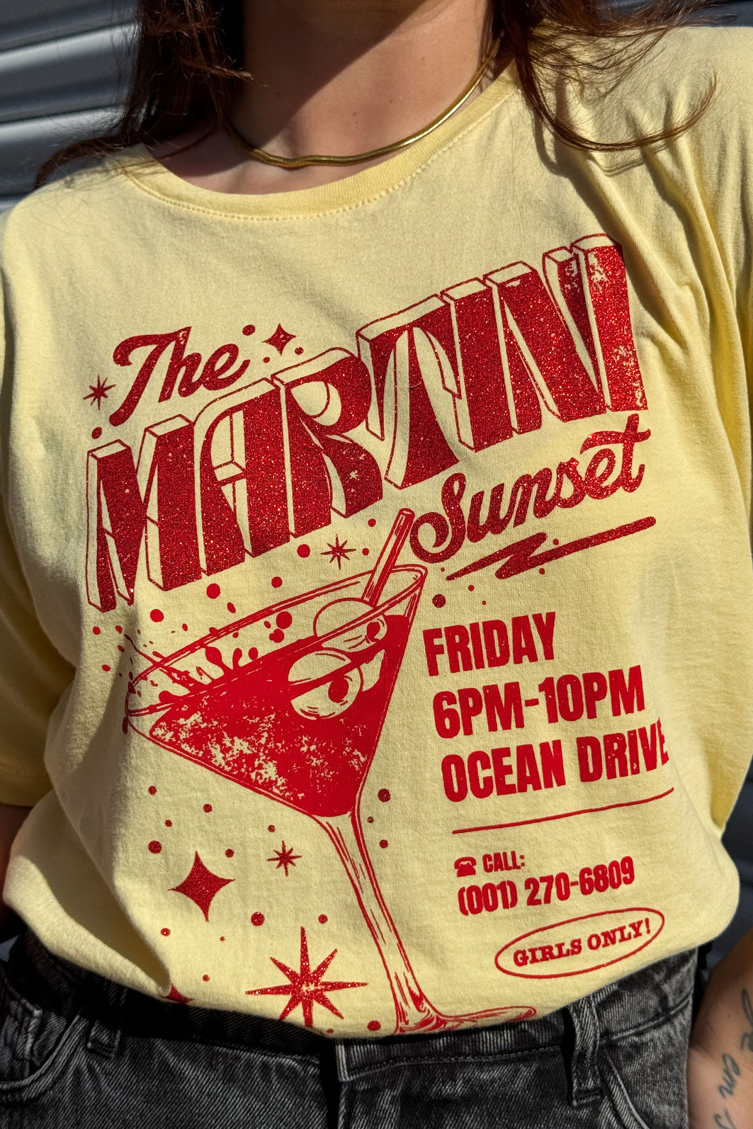 T-SHIRT ESTONADA SUNSET MARTINI (COM GLITTER) AMARELO MANTEIGA T-SHIRT ESTONADA SUNSET MARTINI (COM GLITTER) AMARELO MANTEIGA