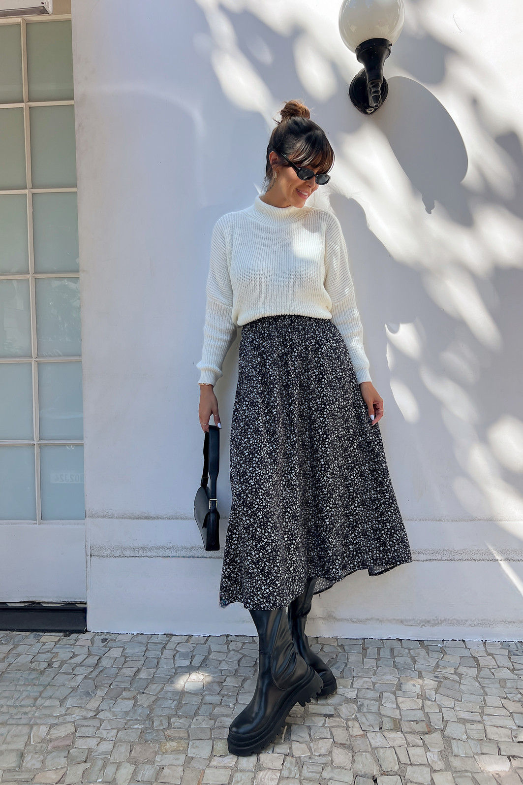 saia midi em viscose com estampa floral liberty, caimento fluido, cintura com elástico e modelagem confortável, ideal para looks casuais e modernos
