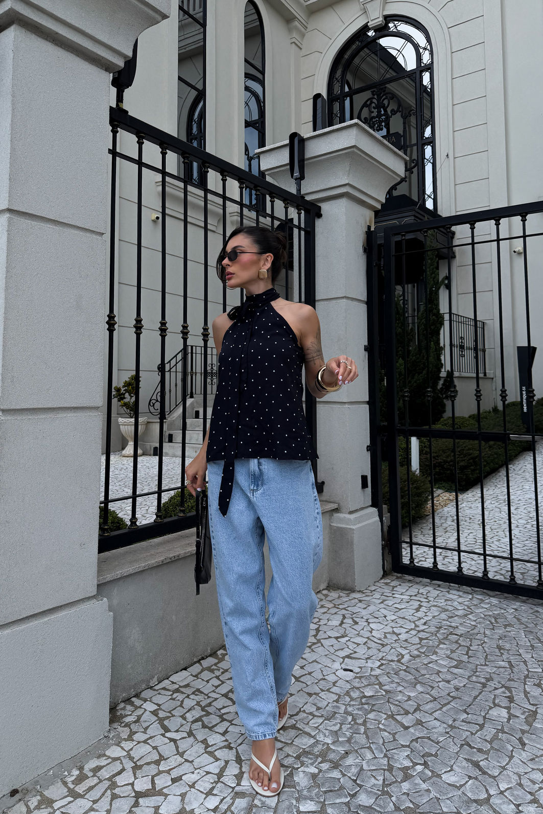 BLUSA DECOTE HALTER COM AMARRAÇÃO ESTAMPADA ROSIE POÁ PRETO BLUSA DECOTE HALTER COM AMARRAÇÃO ESTAMPADA ROSIE POÁ PRETO