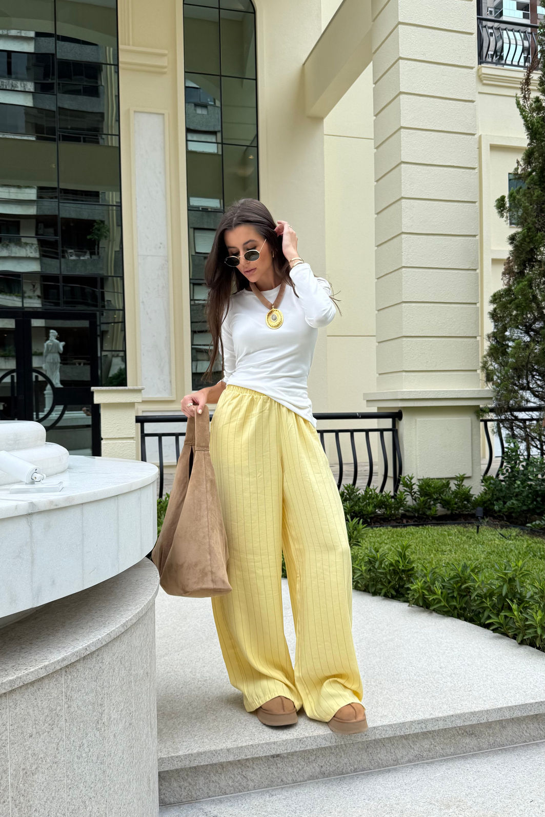 CALÇA PANTALONA RISCA DE GIZ LIA AMARELO MANTEIGA