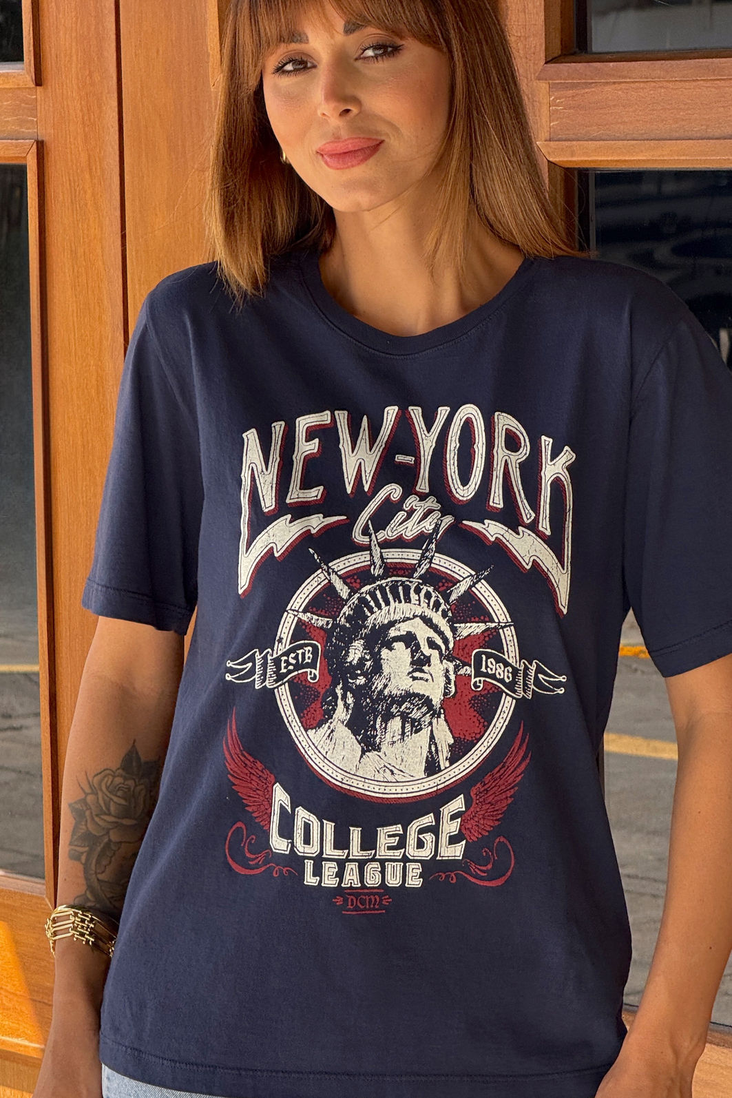 t shirt feminina azul marinho com estampa frontal floral em silk screen, modelagem clássica e caimento confortável, camiseta de algodão versátil para uso diário