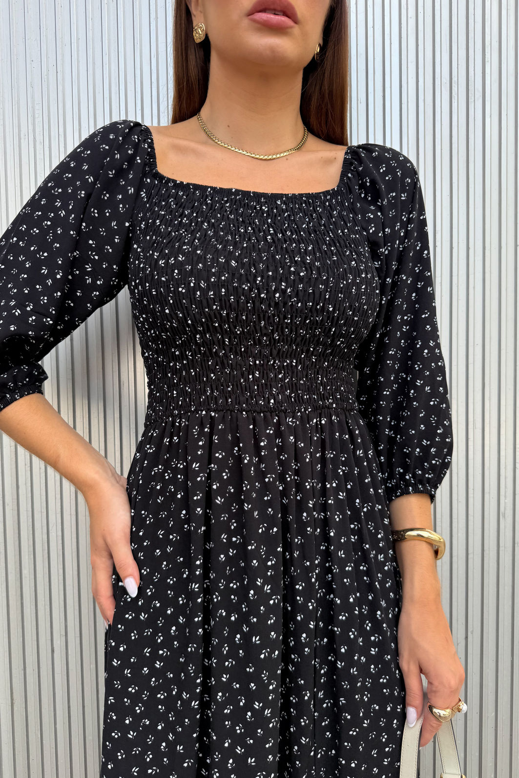 VESTIDO MIDI BARBARA FLORAL PRETO vestido midi preto em viscose com estampa micro floral delicada, busto com lastex, mangas ajustáveis e fenda lateral, caimento leve e fluido