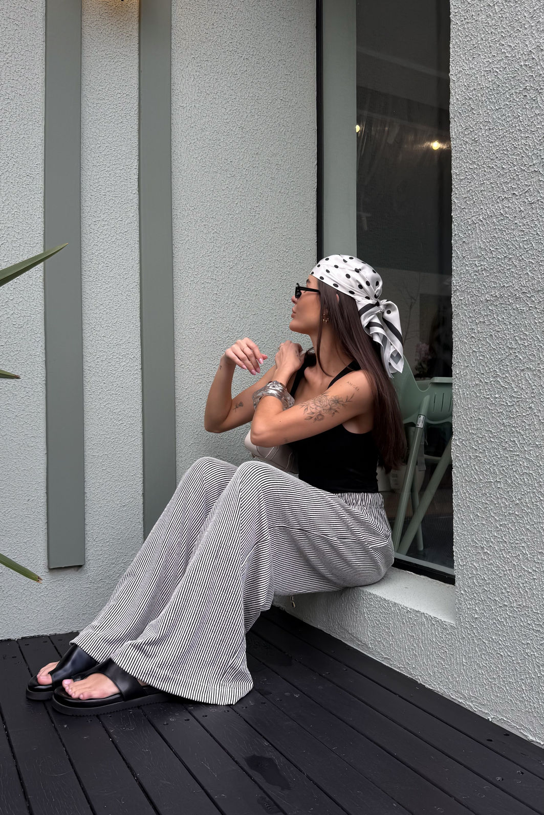 CALÇA PANTALONA LOUISE PRETA Calça feminina preta com modelagem reta e pernas amplas, caimento leve e visual elegante confortável