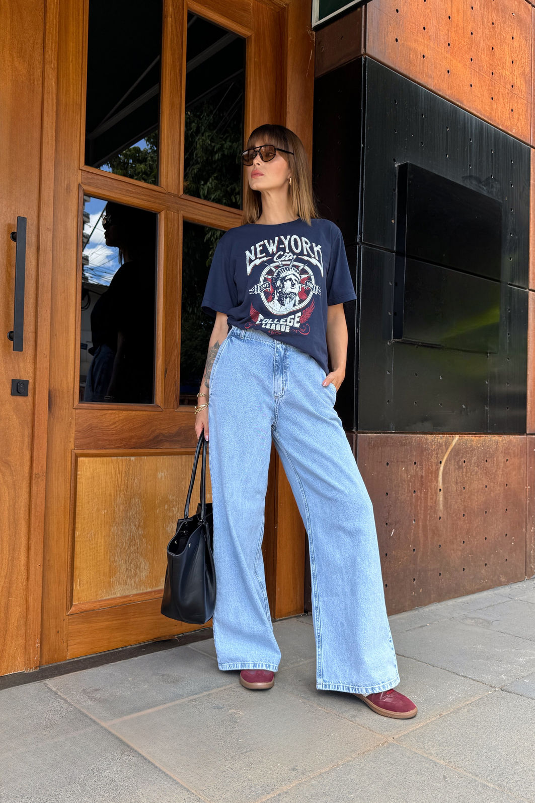 t shirt feminina azul marinho com estampa frontal floral em silk screen, modelagem clássica e caimento confortável, camiseta de algodão versátil para uso diário