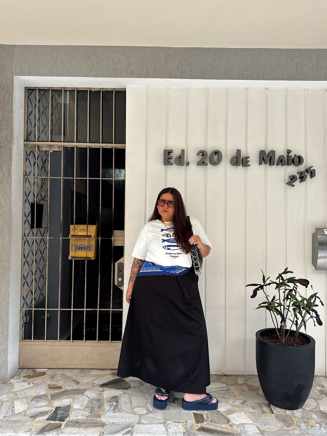 saia midi livia preta saia midi livia preta