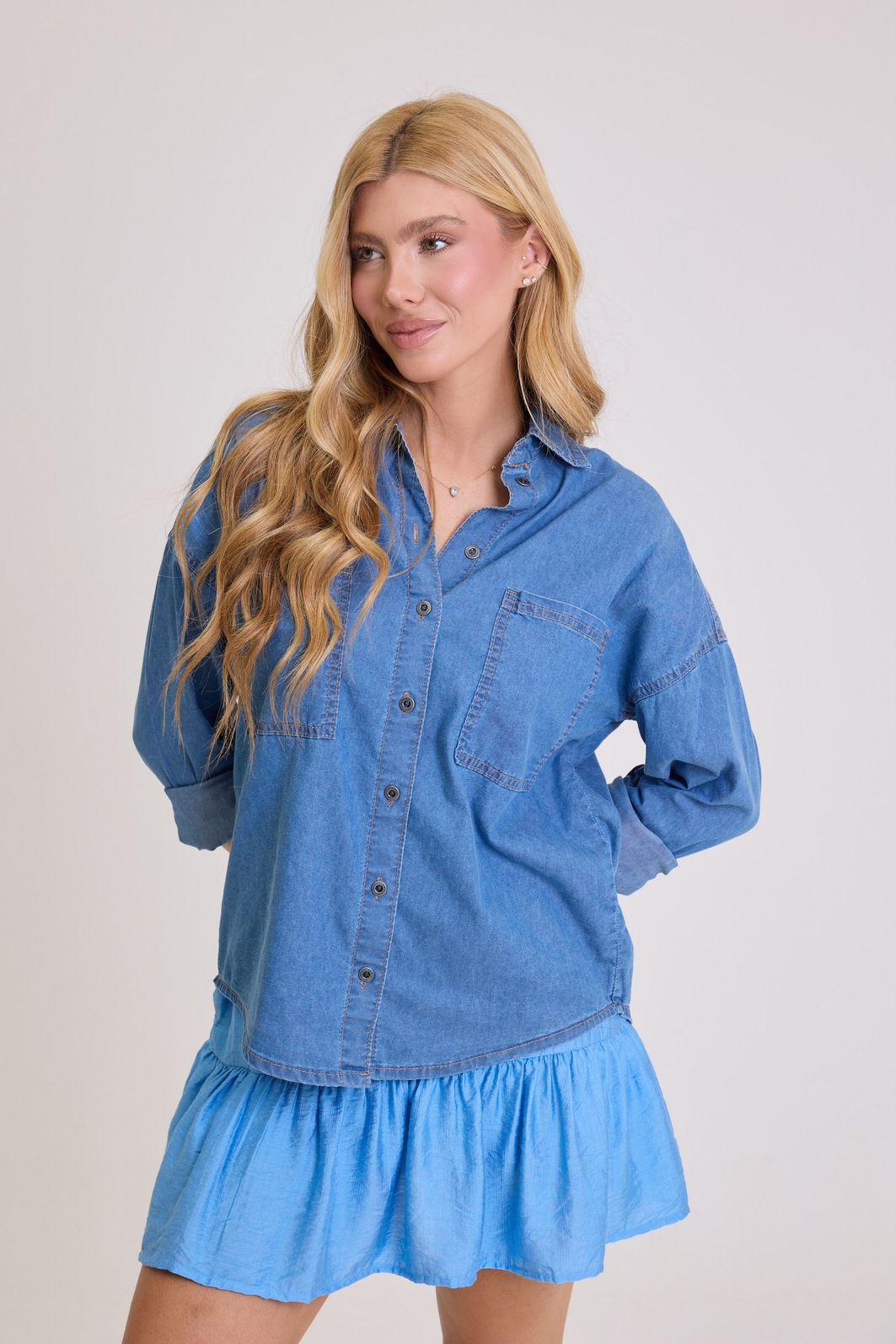 CAMISA JEANS MANGA LONGA COM BOLSOS JULIA AZUL ESCURO CAMISA JEANS MANGA LONGA COM BOLSOS JULIA AZUL ESCURO