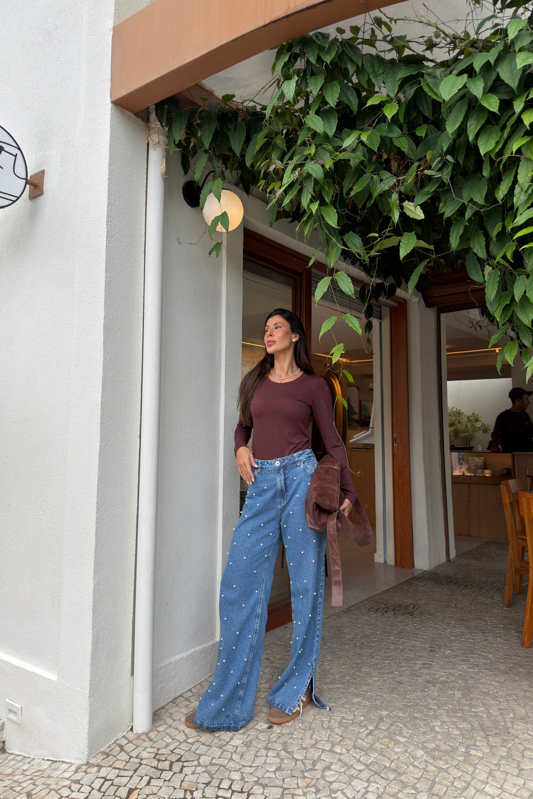CALÇA JEANS WIDE LEG COM APLIQUE EM PÉROLAS calça jeans wide leg com pérolas aplicadas, fenda na barra e modelagem ampla, jeans 100% algodão sem elastano, visual moderno e sofisticado