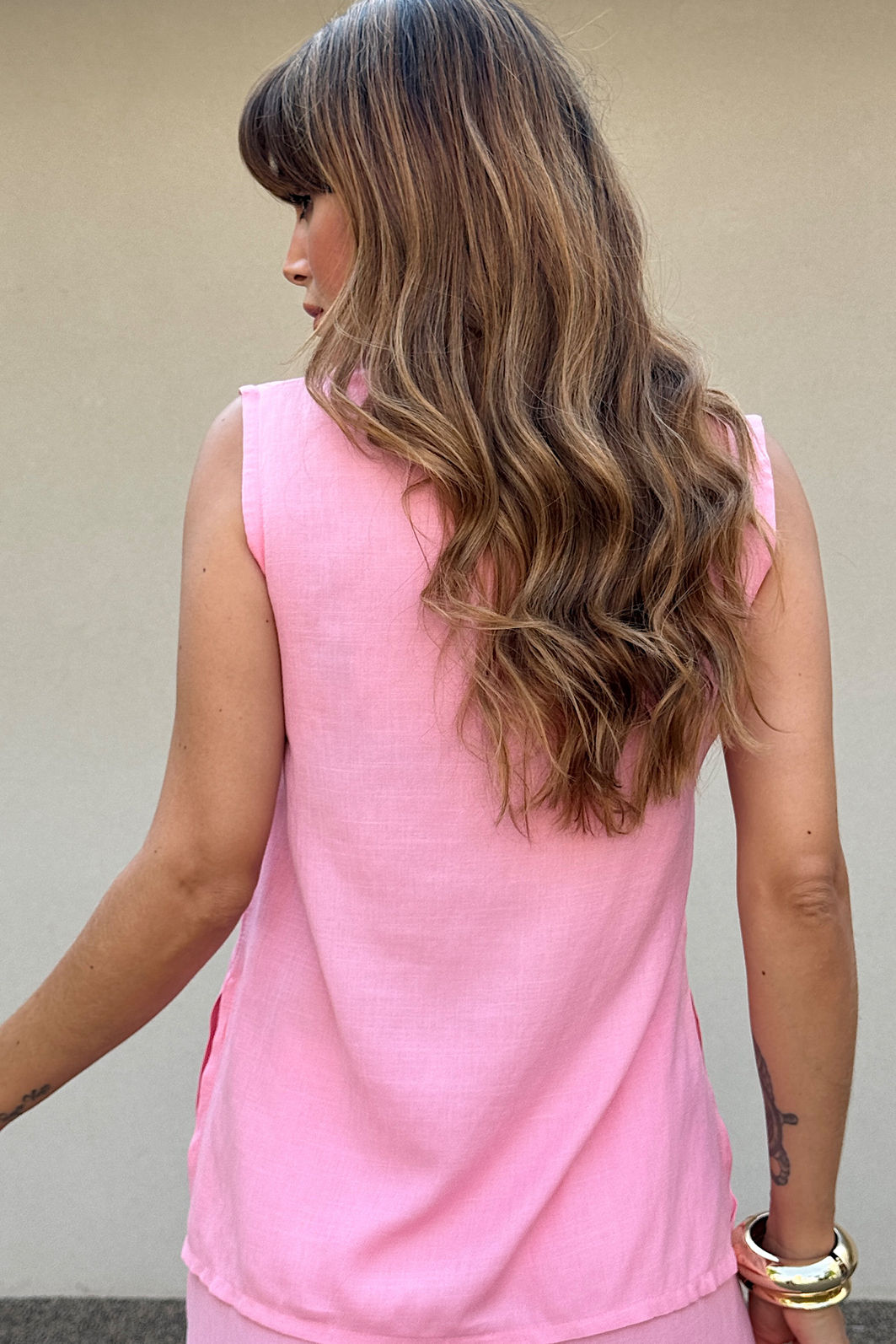 CONJUNTO REGATA DECOTE V E CALÇA COM BOLSO LEILA ROSA CANDY CONJUNTO REGATA DECOTE V E CALÇA COM BOLSO LEILA ROSA CANDY