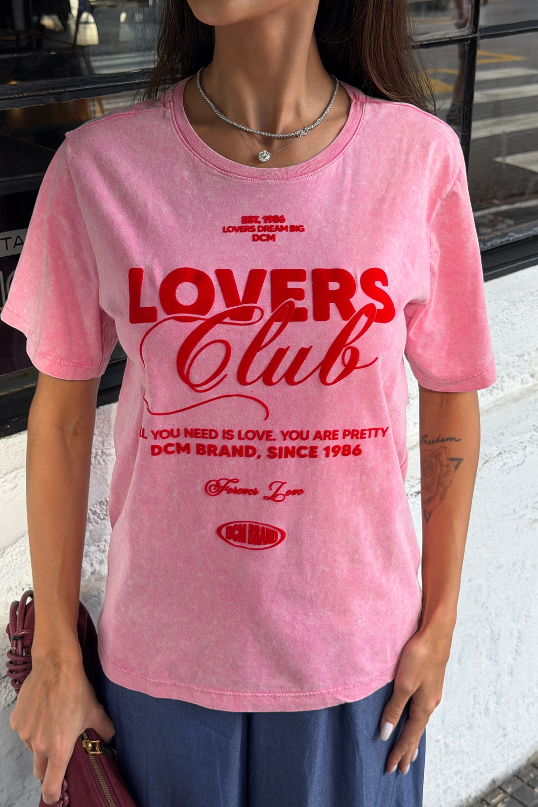 T-SHIRT ESTONADA LOVERS CLUB (COM FLOCADO) PINK HOT MARMORIZADO T-SHIRT ESTONADA LOVERS CLUB (COM FLOCADO) PINK HOT MARMORIZADO