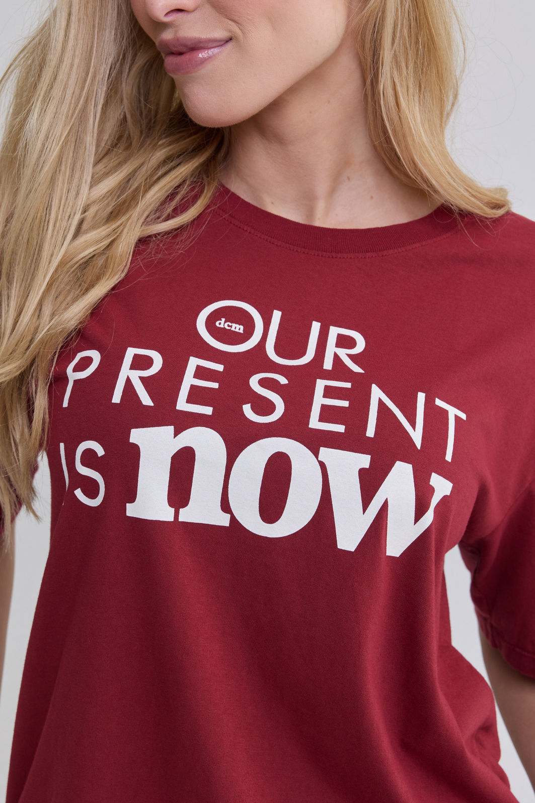 T-SHIRT ESTONADA PRESENT IS NOW VINHO T-SHIRT ESTONADA PRESENT IS NOW VINHO