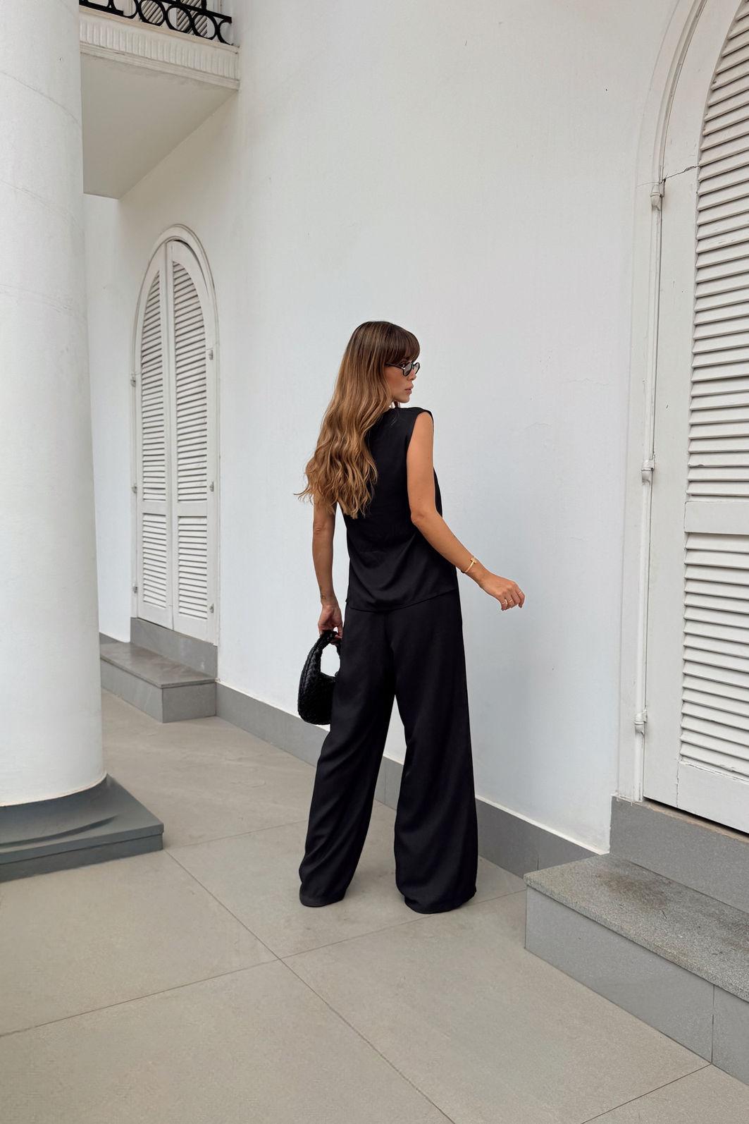 CONJUNTO REGATA DECOTE V E CALÇA COM BOLSO LEILA PRETO