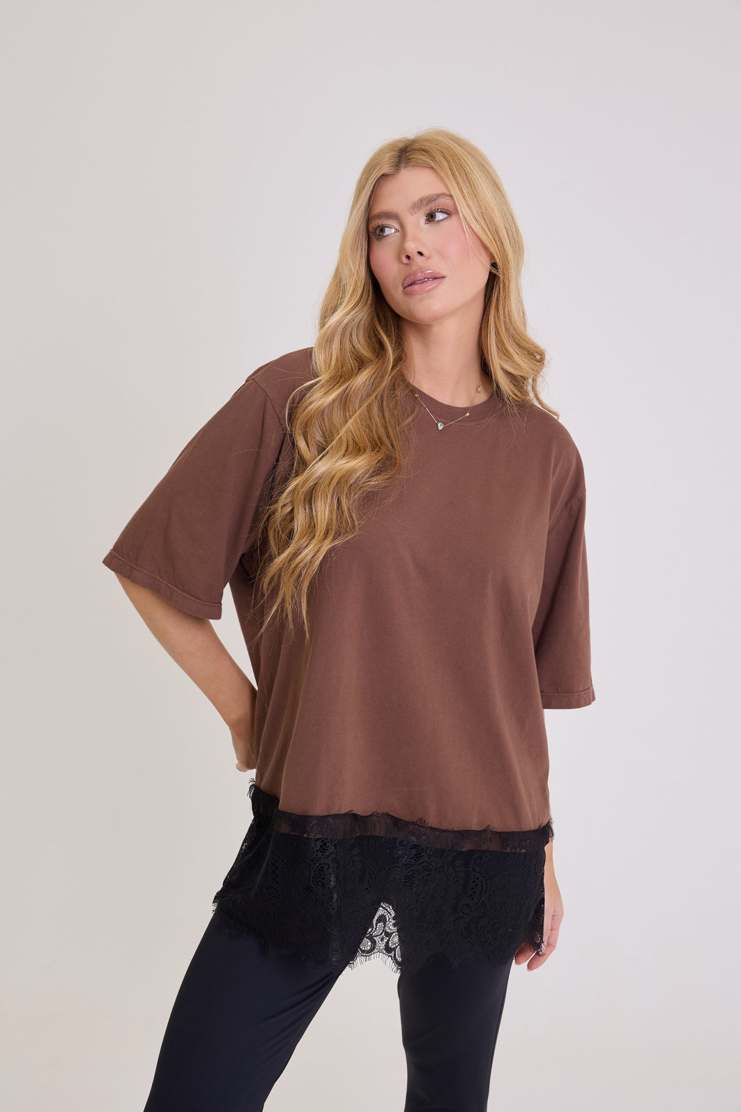 T-SHIRT OVERSIZED COM BARRA DE RENDA MARROM CAFÉ T-SHIRT OVERSIZED COM BARRA DE RENDA MARROM CAFÉ
