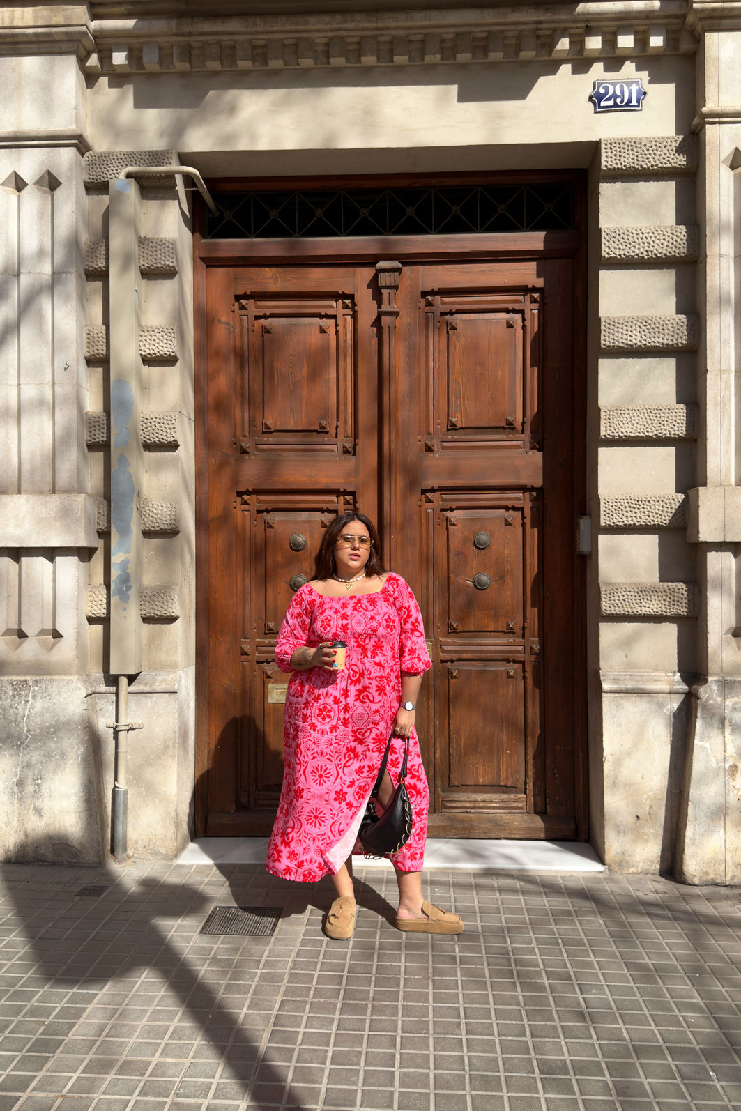 vestido midi rosa em viscolinho com estampa de arabescos florais, busto com lastex, mangas ajustáveis e fenda lateral, caimento leve e fluido