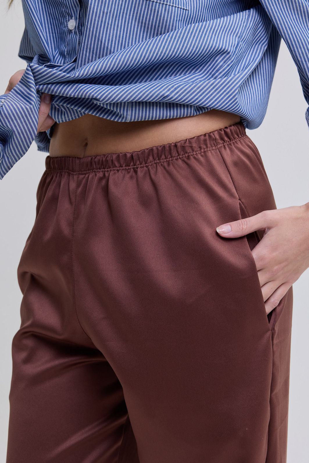 CALÇA RETA COM BOLSOS E ELASTICO NO CÓS EM CETIM CAMILLA MARROM CALÇA RETA COM BOLSOS E ELASTICO NO CÓS EM CETIM CAMILLA MARROM