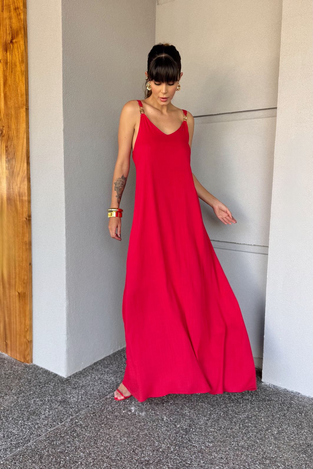 VESTIDO LONGO GLOWING COM ALÇA DE METAL VERMELHO VESTIDO LONGO GLOWING COM ALÇA DE METAL VERMELHO