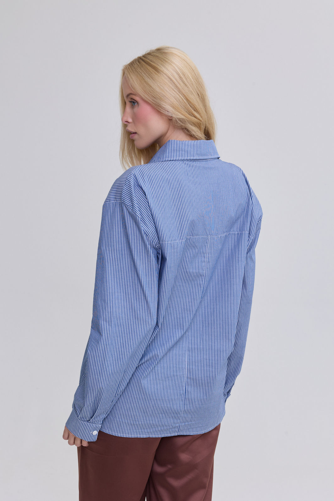 CAMISA EM TRICOLINE LISTRADA COM BOTÕES E BOLSO BRUNA AZUL CAMISA EM TRICOLINE LISTRADA COM BOTÕES E BOLSO BRUNA AZUL